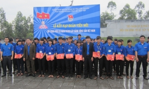  Lễ kết nạp đoàn viên mới của Đoàn trường THPT Hà Huy Tập, huyện Cẩm Xuyên (Hà Tĩnh)